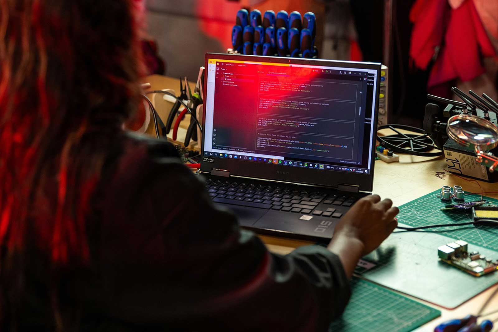 Schüler beim Coding und Programmieren an der PTS Laa